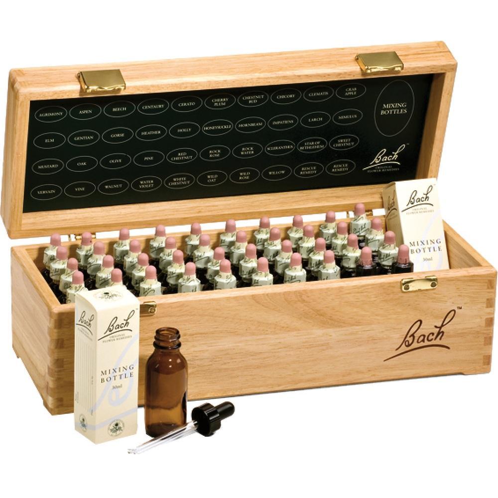 Holzkiste mit vielen kleinen Flaschen und einer Pipette.