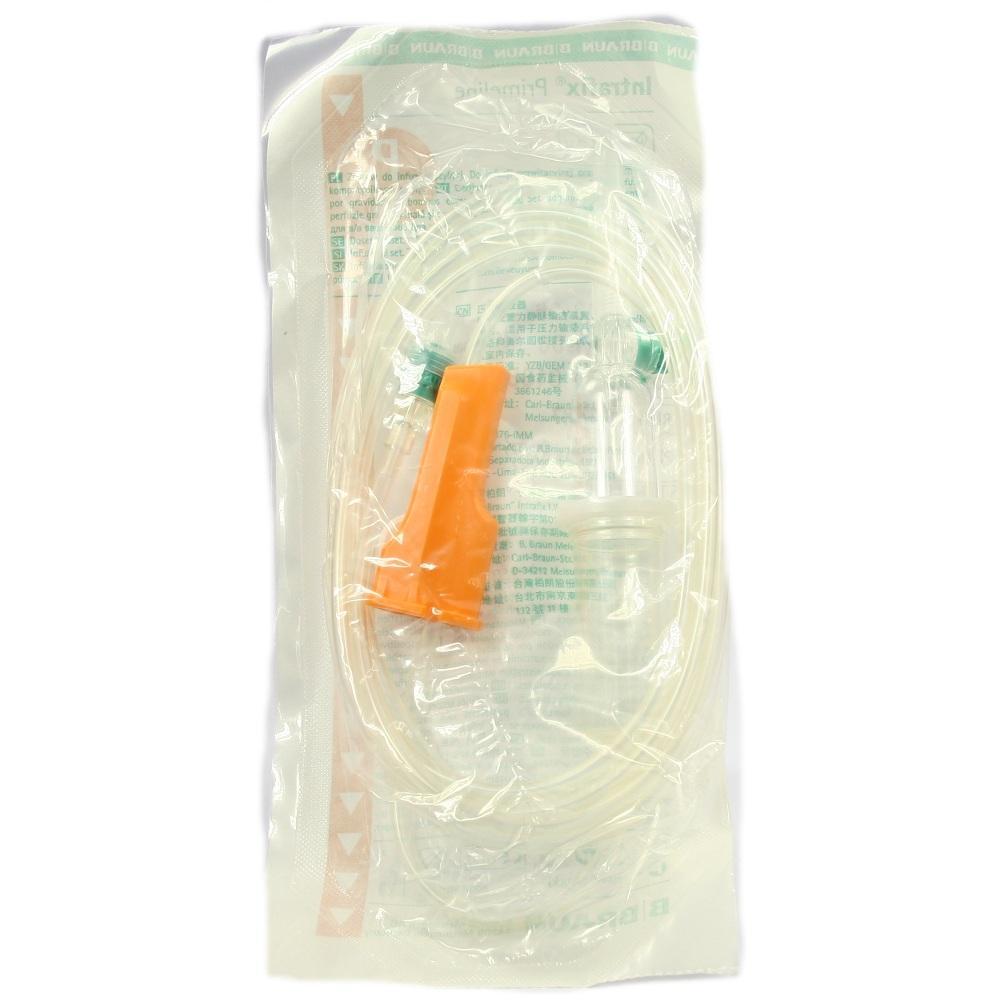 Verpacktes medizinisches Infusionsset mit Schlauch und orangefarbenem Zubeh&ouml;r.