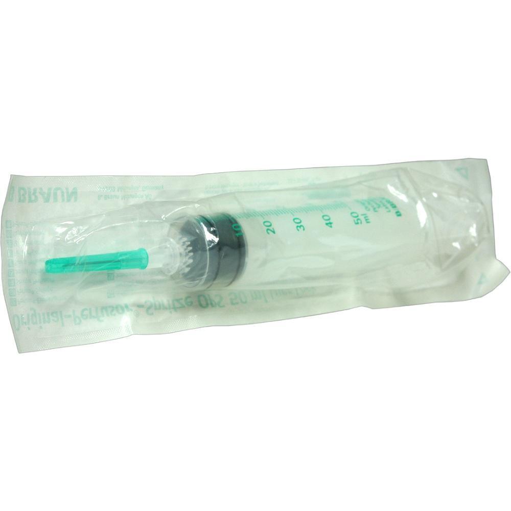 Eine verpackte medizinische Spritze mit grüner Spitze.