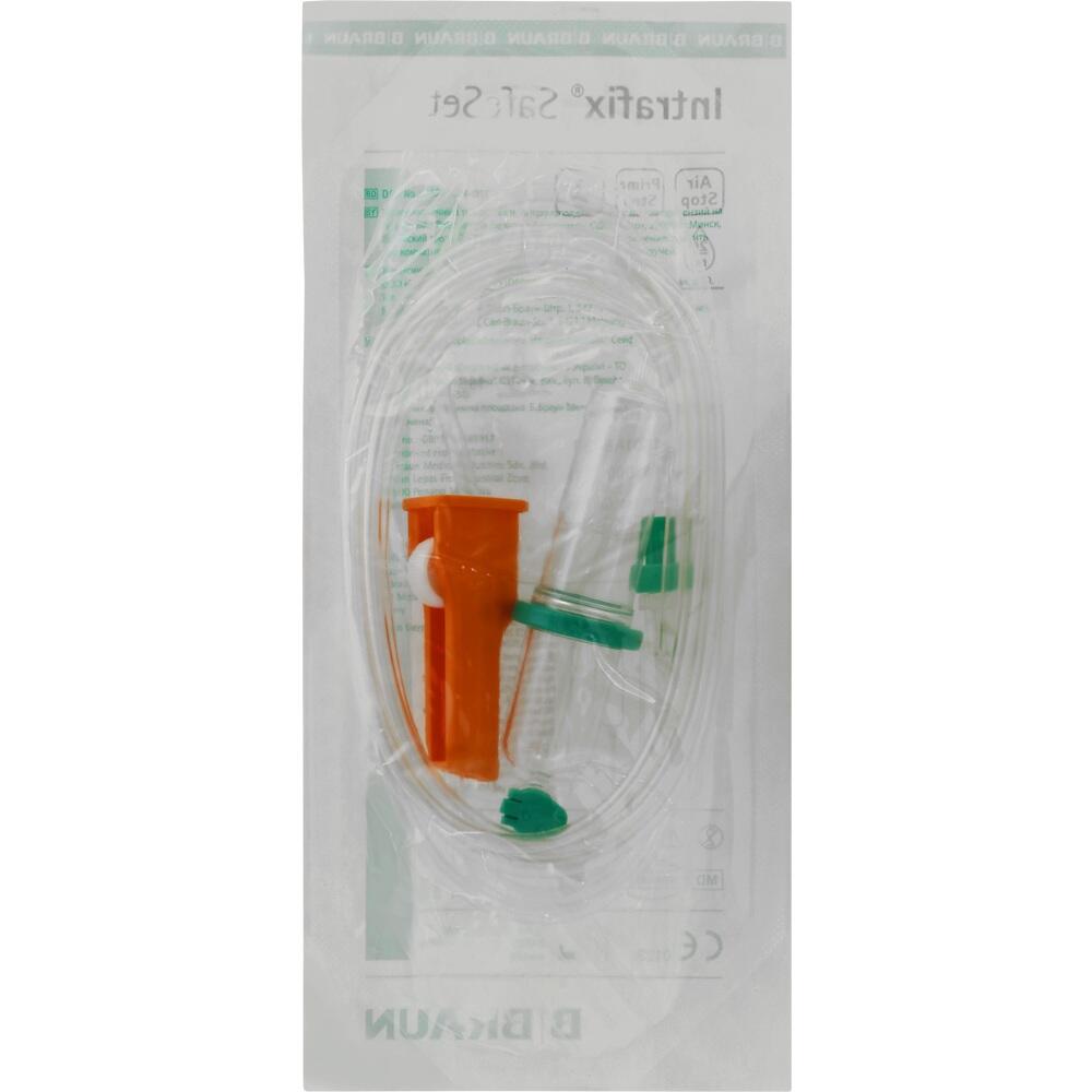 Ein verpacktes medizinisches Infusionsset liegt auf weißem Hintergrund.