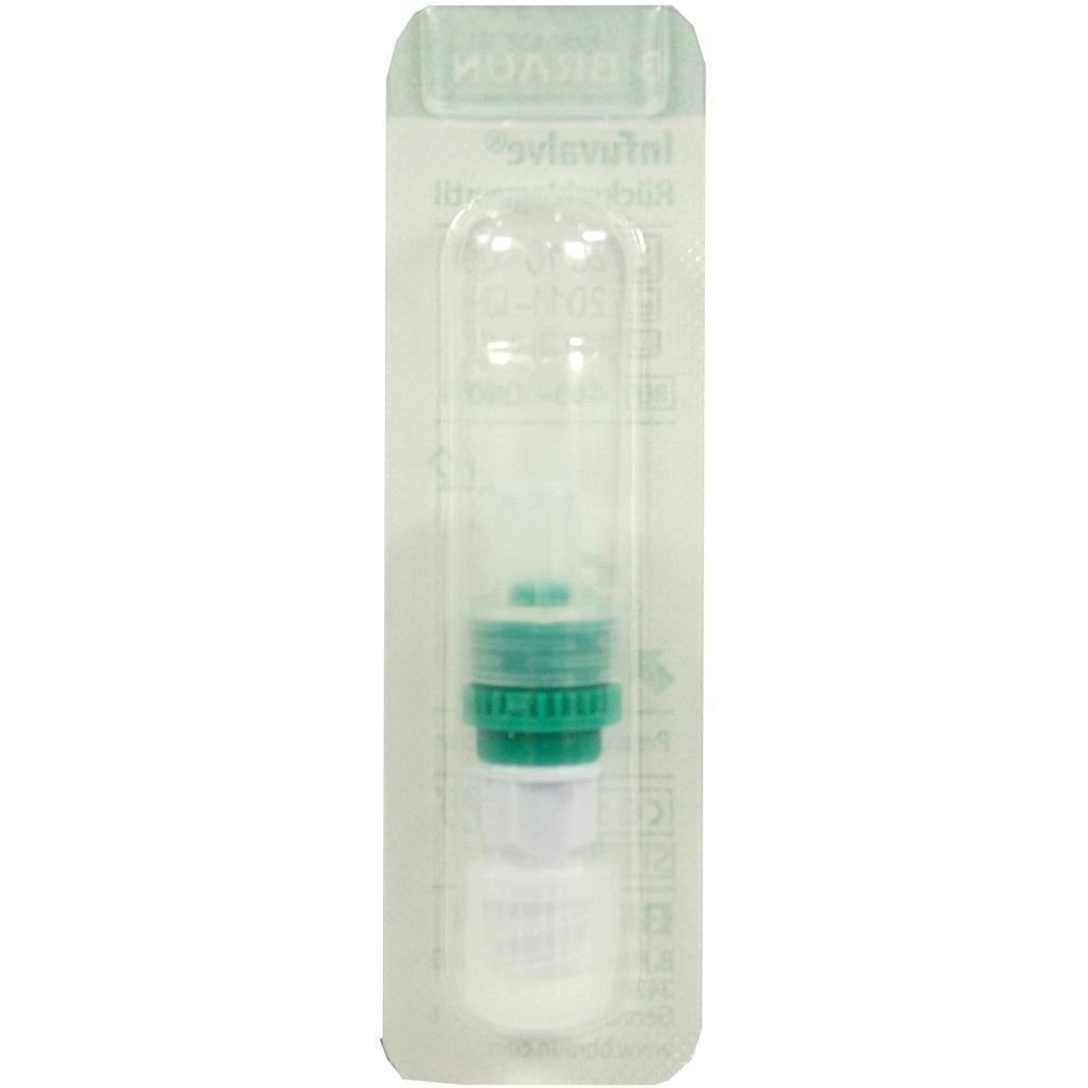 Eine verpackte intravenöse Kanüle mit grünem Ventil ist zu sehen.