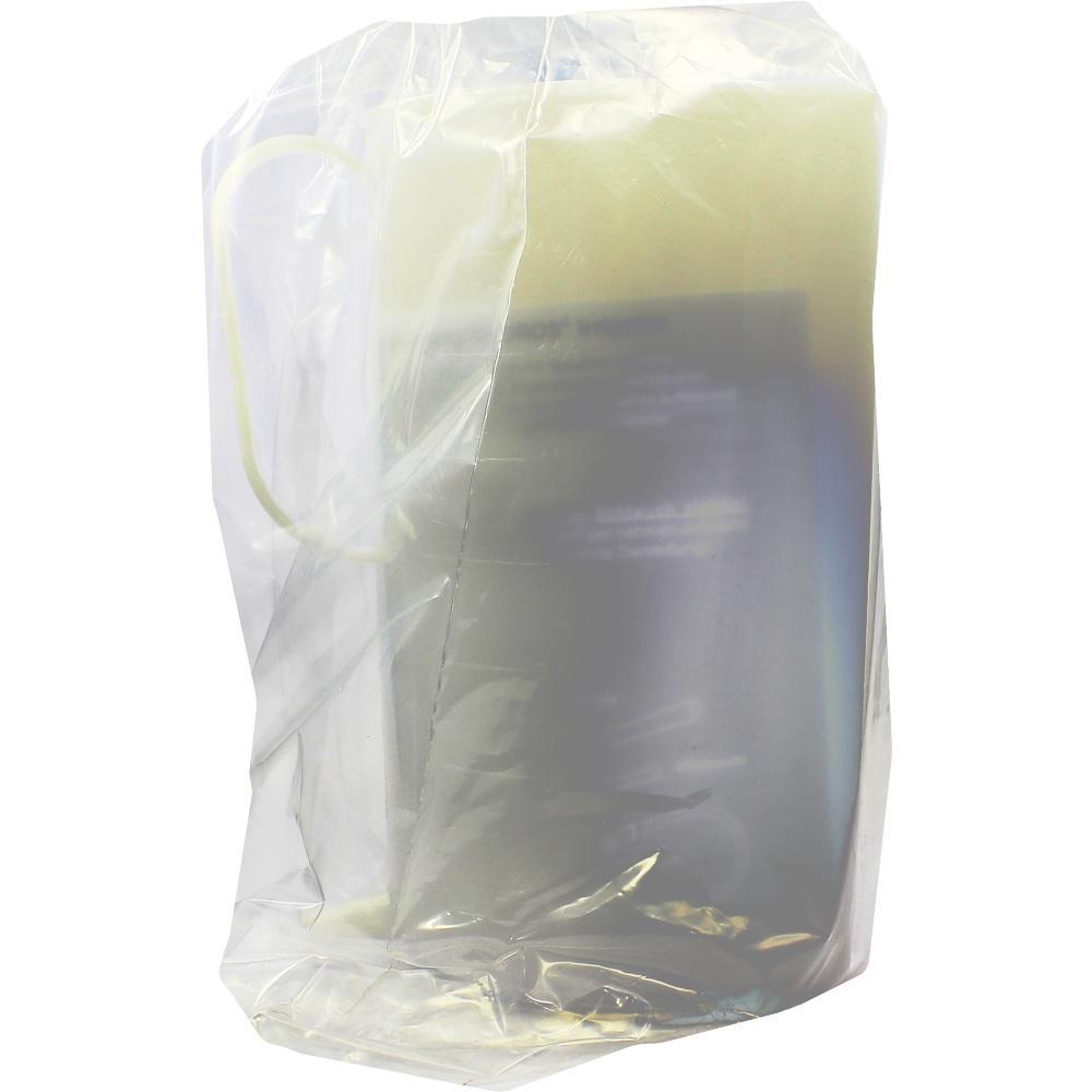 Eine durchsichtige Plastiktüte enthält einen hellen rechteckigen Gegenstand.