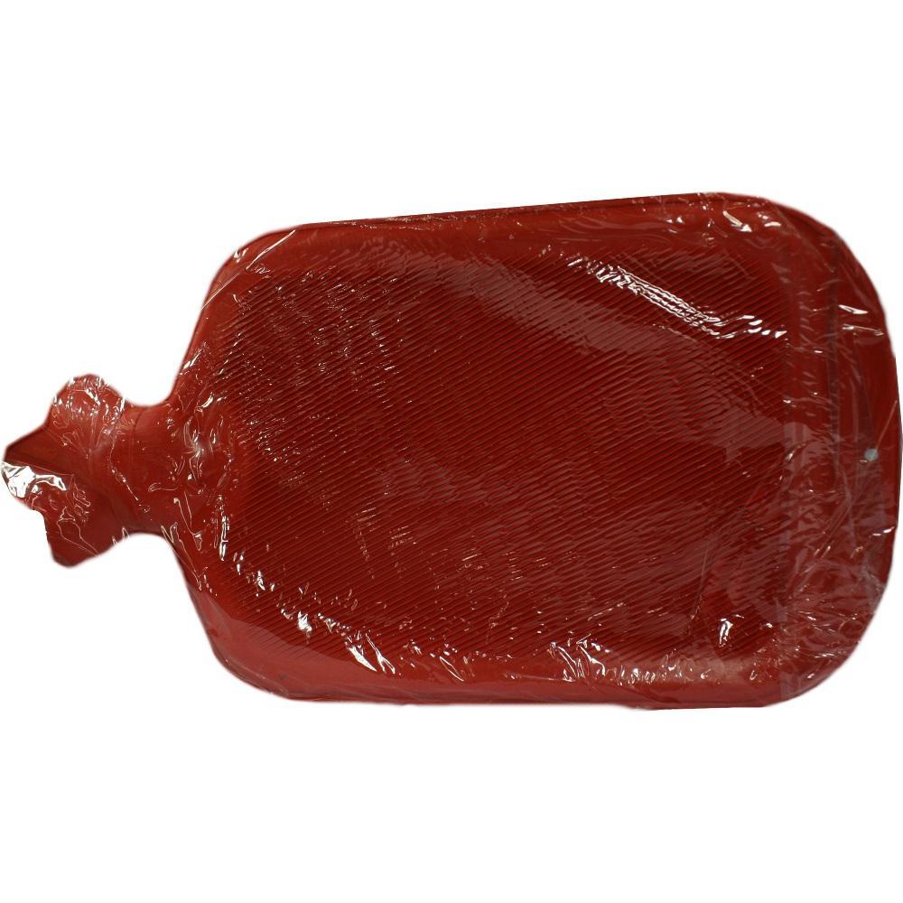 Eine rote W&auml;rmflasche ist in Klarsichtfolie eingewickelt.