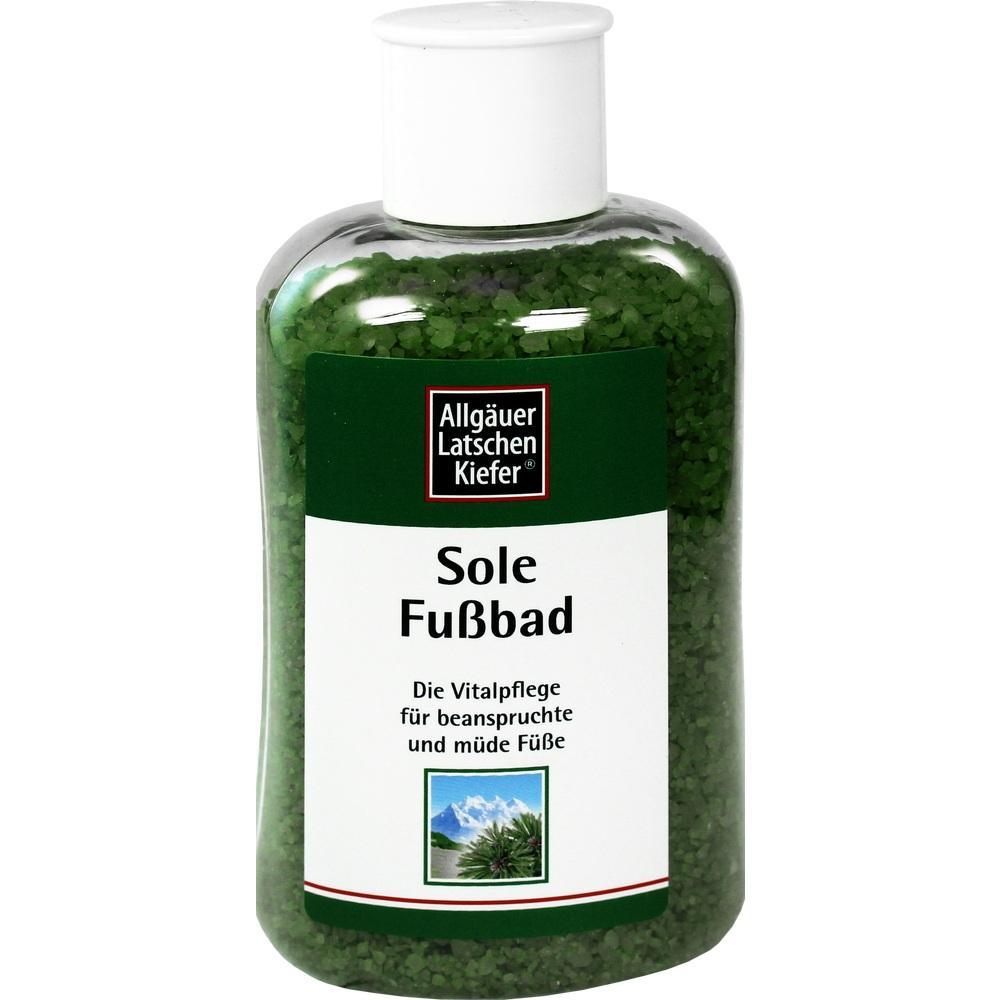 Grüne Flasche mit Badesalz für ein Sole-Fußbad zur Pflege müder Füße.