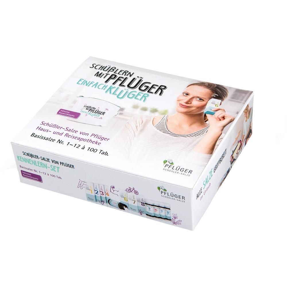 Eine wei&szlig;e Box mit Sch&uuml;&szlig;ler-Salzen und einer l&auml;chelnden Frau.