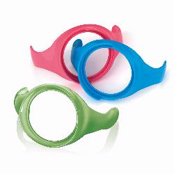 Drei bunte Plastikdeckel mit Griffen in Rot, Blau und Gr&uuml;n.