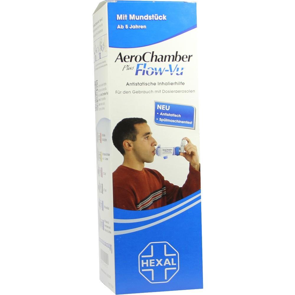 Ein Mann benutzt einen Inhalator mit einer blauen Kammer aus einer Hexal-Verpackung.