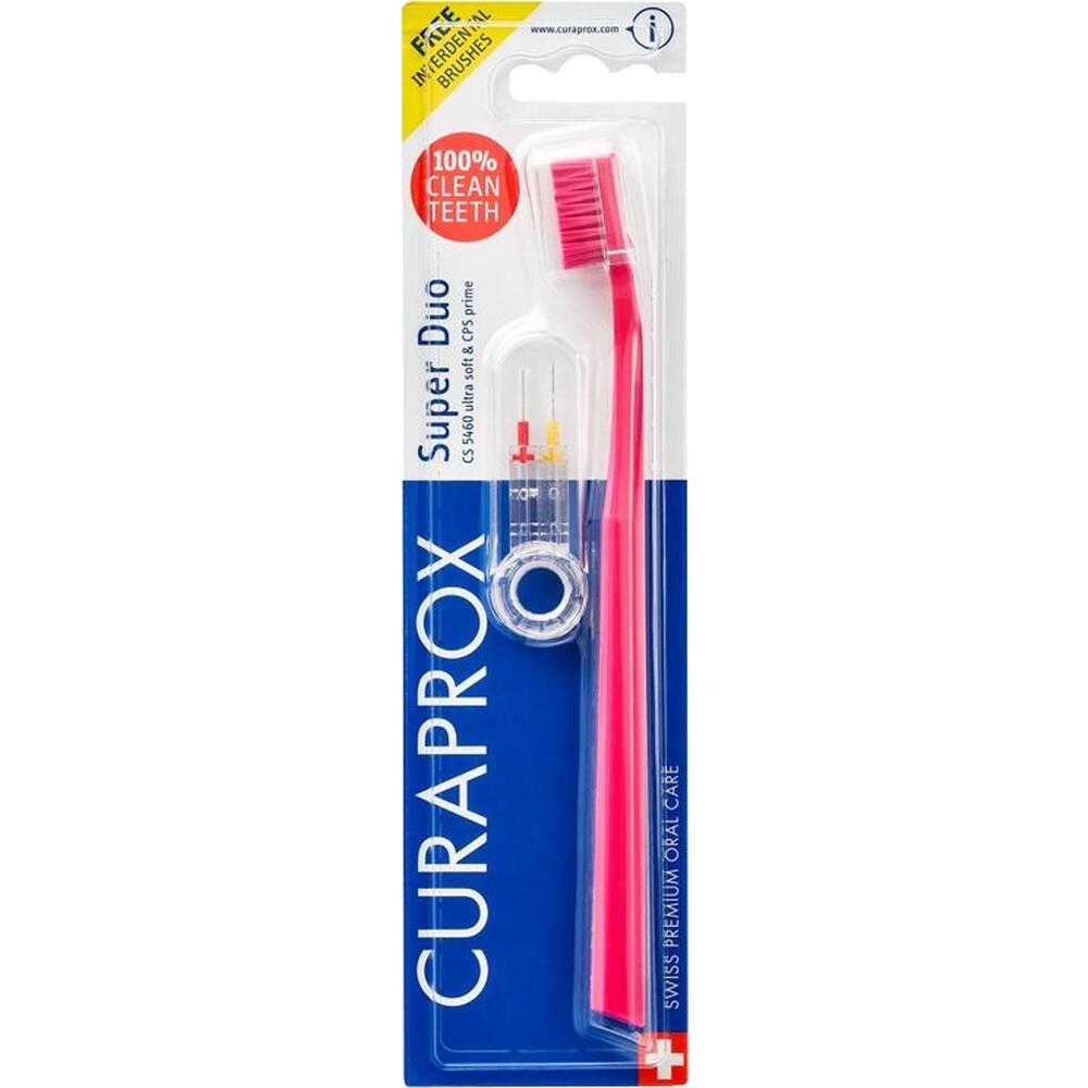 Eine pinke Zahnbürste in einer blauen Verpackung mit zwei Interdentalbürsten.